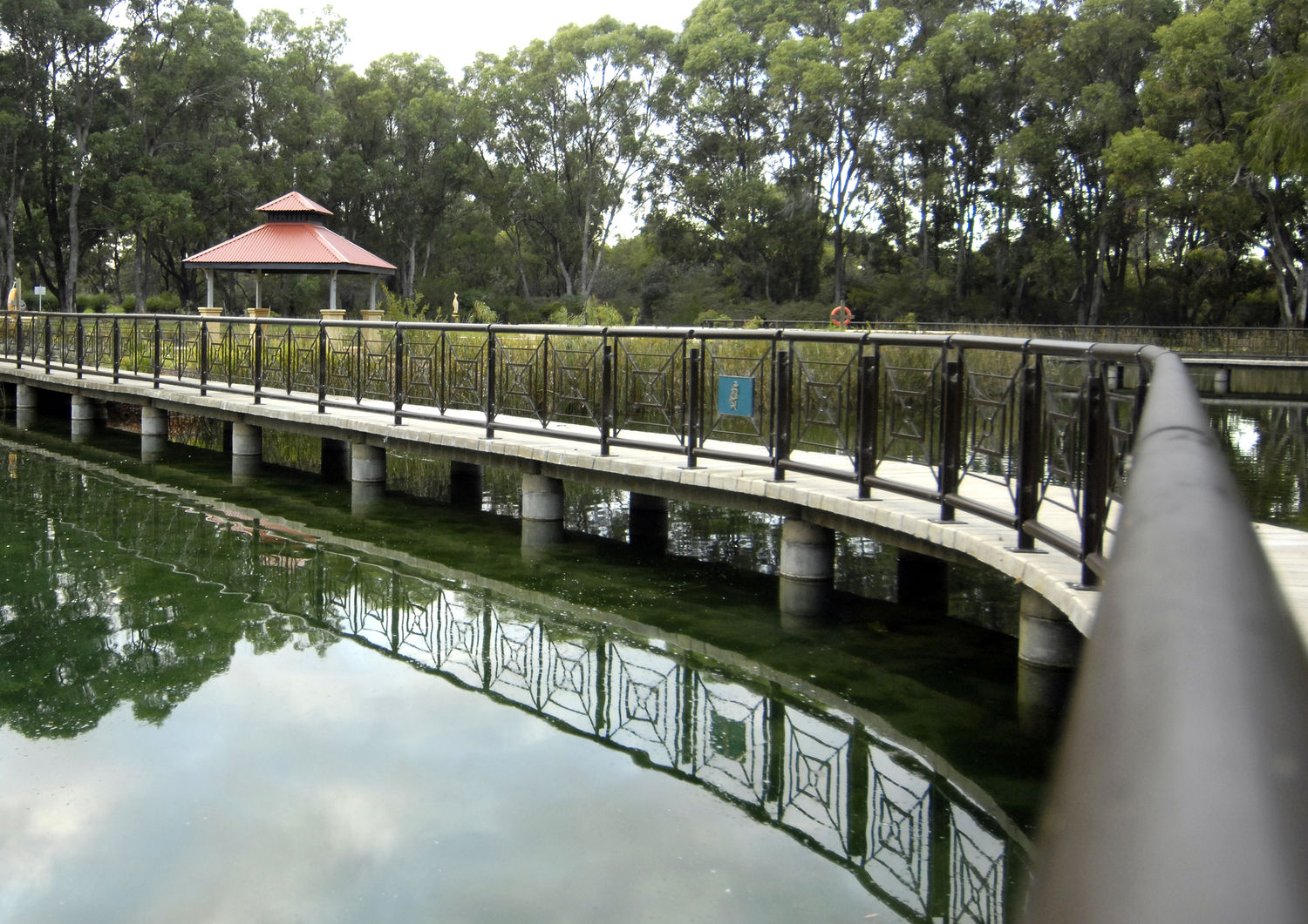 Vista Memorial lakeside at Pinnaroo Valley Memorial Park